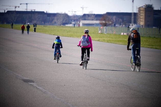 23.03.2020,Berlin,Deutschland,GER,Tempelhofer Feld, Fahrradfahrer, Vater Mutter Kind sind mit dem Fahrrad unterwegs.