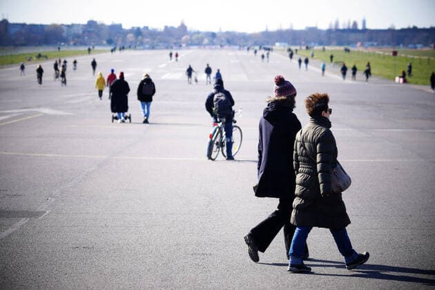23.03.2020,Berlin,Deutschland,GER,Tempelhofer Feld, es herrscht ein reges Treiben.Fußgänger, Fahrradfahrer