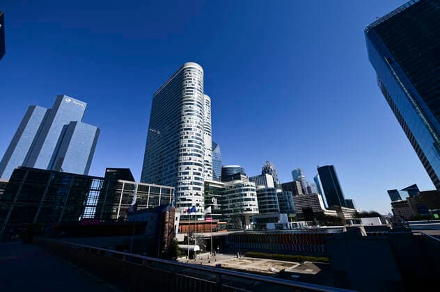Paris en mode confinement L Arche de la Defense et son quartier d affaires desert NEWS : COVID 19 a Paris - 23 03 2020 JBAutissier Panoramic 