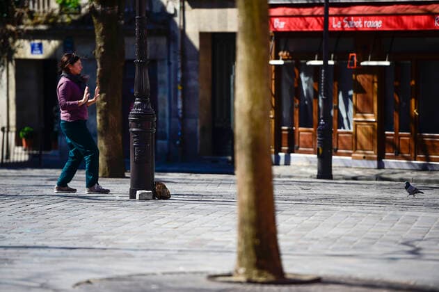 Paris en mode confinement une jeune femme fait du Thai Chi sur la place du Tertre a Montmartre NEWS : COVID 19 a Paris - 23 03 2020 JBAutissier Panoramic 