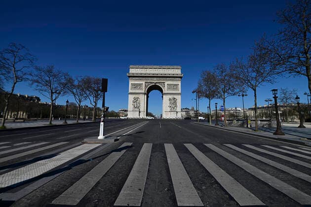 Paris en mode confinement Champs Elysees Arc de Triomphe NEWS : COVID 19 a Paris - 23 03 2020 JBAutissier Panoramic 