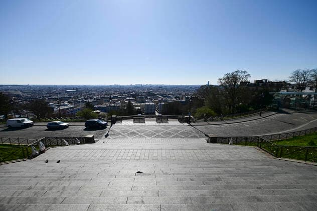 Paris en mode confinement Vue de Paris depuis la Basilique du Sacre Coeur a Montmartre NEWS : COVID 19 a Paris - 23 03 2020 JBAutissier Panoramic 