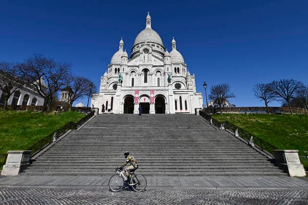 Paris en mode confinement un cycliste du Lundi a la Basilique du Sacre Coeur de Montmartre NEWS : COVID 19 a Paris - 23 03 2020 JBAutissier Panoramic 