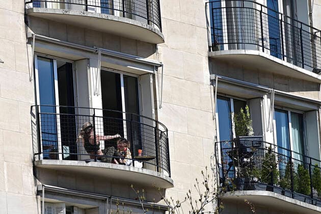 Paris en mode confinement une jeune femme effectue sa gym a son balcon NEWS : COVID 19 a Paris - 23 03 2020 JBAutissier Panoramic 