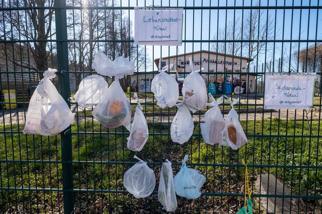 staysocial - Am Zaun des geschlossenen Friedrich-Ludwig-Jahn-Sportparks hängen Lebensmittel- und Sachspenden für Obdachlose Menschen. Coronakrise - Spendenzaun in Berlin