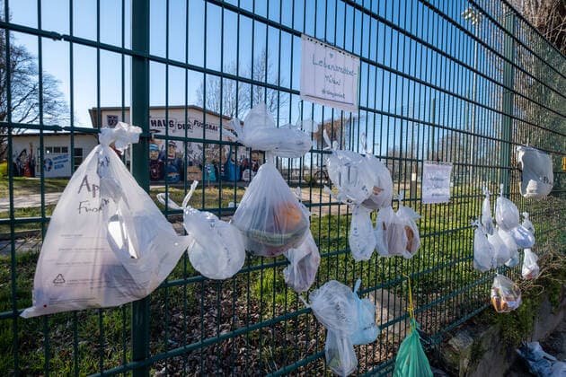 staysocial - Am Zaun des geschlossenen Friedrich-Ludwig-Jahn-Sportparks hängen Lebensmittel- und Sachspenden für Obdachlose Menschen. Coronakrise - Spendenzaun in Berlin