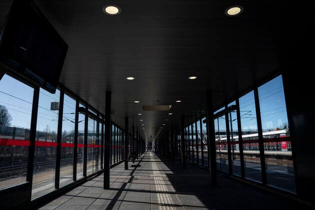 COVID-19: Faa passagerer paa Hoeje Taastrup Station, mandag den 23. marts 2020. Langt faerre passagerer er med IC-togene paa grund af coronavirus-pandemien, derfor begynder DSB fra mandag at koere efter en reduceret koereplan. . , Copenhagen Denmark