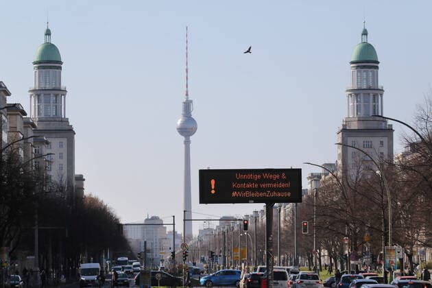 23.03.2020, Berlin, GER - Hinweis auf der Frankfurter Allee: Unnoetige Wege und Kontakte vermeiden. (Alltag, Anzeige, Ausgangsbeschraenkung, Ausgangssperre, aussen, Aussenaufnahme, Autos, Berlin, Coronaepidemie, Coronainfektion, Coronapandemie, Coronavirus, Coronavirus SARS-CoV-2, Covid 19, Covid-19, deutsch, Deutschland, Europa, europaeisch, Fernsehturm, Frankfurter Allee, Fruehjahr, Fruehling, Gebaeude, Gesellschaft, Hinweis, Hinweisschild, Jahreszeit, Kontakte vermeiden, Kontaktverbot, QF, Querformat, Shutdown, Stadt, Stadtansicht, Stadtbild, Stadtleben, Strasse, Strassenszene, Strassenverkehr, Verkehr, Westeuropa) 200323D013BERLIN.JPG