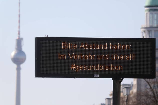 23.03.2020, Berlin, GER - Hinweis: Bitte Abstand halten. Im Hintergrund der Berliner Fernsehturm. (Abstand, Abstand halten, Alltag, Anzeige, Ausgangsbeschraenkung, Ausgangssperre, aussen, Aussenaufnahme, Berlin, Bitte Abstand halten, Coronaepidemie, Coronainfektion, Coronapandemie, Coronavirus, Coronavirus SARS-CoV-2, Covid 19, Covid-19, deutsch, Deutschland, Europa, europaeisch, Fernsehturm, Fruehjahr, Fruehling, Gesellschaft, Hinweis, Hinweisschild, Jahreszeit, Kontakt vermeiden, Kontaktverbot, QF, Querformat, Shutdown, Stadt, Stadtansicht, Stadtbild, Stadtleben, Westeuropa) 200323D020BERLIN.JPG