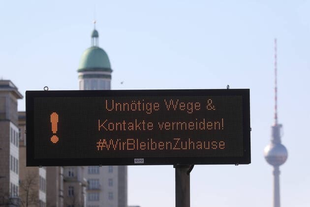 23.03.2020, Berlin, GER - Hinweis: Unnoetige Wege und Kontakte vermeiden. Im Hintergrund der Berliner Fernsehturm. (Alltag, Anzeige, Ausgangsbeschraenkung, Ausgangssperre, aussen, Aussenaufnahme, Berlin, Coronaepidemie, Coronainfektion, Coronapandemie, Coronavirus, Coronavirus SARS-CoV-2, Covid 19, Covid-19, deutsch, Deutschland, Europa, europaeisch, Fernsehturm, Fruehjahr, Fruehling, Gesellschaft, Hinweis, Hinweisschild, Jahreszeit, Kontakt vermeiden, Kontaktverbot, QF, Querformat, Shutdown, Stadt, Stadtansicht, Stadtbild, Stadtleben, Unnoetige Wege vermeiden, Westeuropa, WirbleibenZuhause) 200323D028BERLIN.JPG