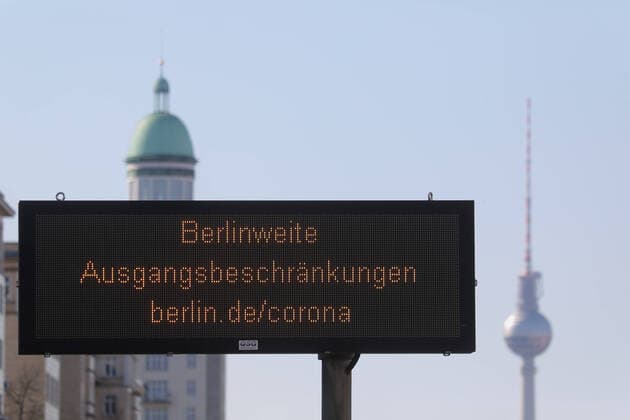 23.03.2020, Berlin, GER - Hinweis auf die berlinweiten Ausgangsbeschraenkungen. Im Hintergrund der Berliner Fernsehturm. (Alltag, Anzeige, Ausgangsbeschraenkung, Ausgangssperre, aussen, Aussenaufnahme, Berlin, Coronaepidemie, Coronainfektion, Coronapandemie, Coronavirus, Coronavirus SARS-CoV-2, Covid 19, Covid-19, deutsch, Deutschland, Europa, europaeisch, Fernsehturm, Fruehjahr, Fruehling, Gesellschaft, Hinweis, Hinweisschild, Jahreszeit, QF, Querformat, Shutdown, Stadt, Stadtansicht, Stadtbild, Stadtleben, Westeuropa) 200323D029BERLIN.JPG