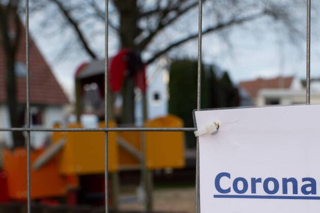 Lippinghausen, Deutschland 23.03.2020: Feature Auswirkungen Coronavirus Das Coronavirus (Covid-19) verursacht Sperrungen von Kinderspielplätzen. Im Bild: Eine Absperrung und eine Information des Verbots. , Lippinghausen Deutschland