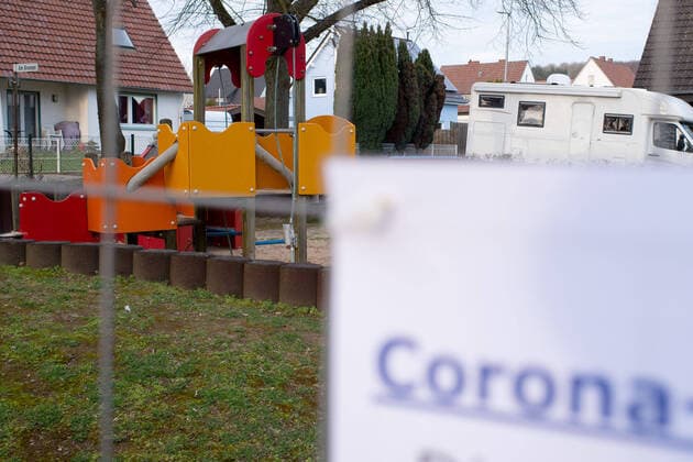 Lippinghausen, Deutschland 23.03.2020: Feature Auswirkungen Coronavirus Das Coronavirus (Covid-19) verursacht Sperrungen von Kinderspielplätzen. Im Bild: Eine Absperrung und eine Information des Verbots. , Lippinghausen Deutschland