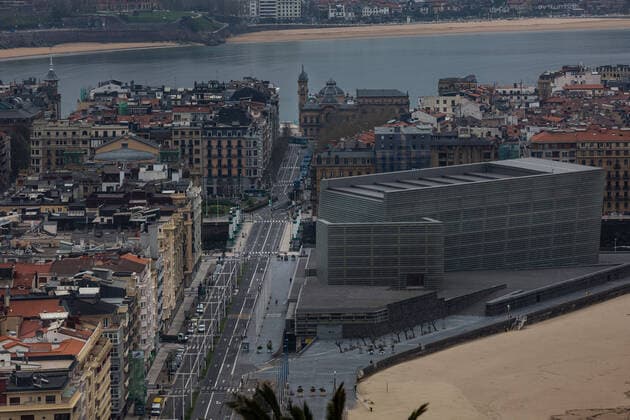 March 23, 2020, San Sebastian, Spain: A view of a deserted street due to the spread of the coronavirus in San Sebastian..Spain registers more than 33,000 cases of coronavirus which means an increase of around 16% of people infected by Covid 19. In addition, the number of people who died from the coronavirus is 2,182 that is 462 more than the day before, which makes Monday 23rd the worst day of the crisis in terms of deaths. San Sebastian Spain - ZUMAs197 20200323_zaa_s197_045 Copyright: xJavixJuliox