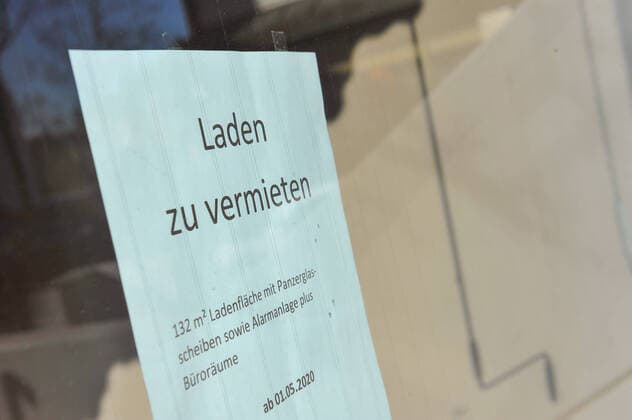 COVID-19, Veränderung in der Stadt. COVID-19, Trotz der Einschränkungen des öffentlichen Lebens hat Deutschland Zuwachs der Erkrankten und Toten. Die Wirtschaftliche Existenz in Zeiten der Corona Krise spielt für immer mehr Gewerbetreibende eine Rolle. Hier eine leer stehende Gewerbefläche, die zum 1 Mai neu gemietet werden kann. Böblingen, nahe Stadtmitte. Das Stadtbild verändert sich, Bundesregierung verspricht Hilfe für viele grosse und kleinere Unternehmen, Sebständige und Freiberufler. Stuttgart Baden-Wuerttemberg Deutschland Copyright: xMaxxKovalenkox