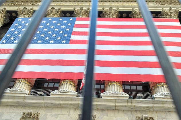 New York Stock Exchange officials COVID-19 positive The raging coronavirus will close the New York Stock Exchange s floor operations on Monday, after employees tested positive for the coronavirus. New York New York United States Copyright: LuizxRobertoxLima-ANB