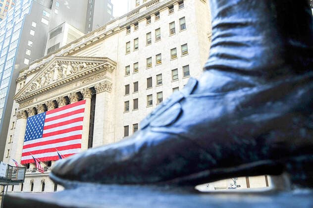 New York Stock Exchange officials COVID-19 positive The raging coronavirus will close the New York Stock Exchange s floor operations on Monday, after employees tested positive for the coronavirus. New York New York United States Copyright: LuizxRobertoxLima-ANB