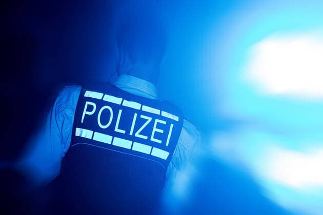 Symbolbild mit einem Polizisten und Blaulicht Stuttgart Copyright: xMarcxGruberx
