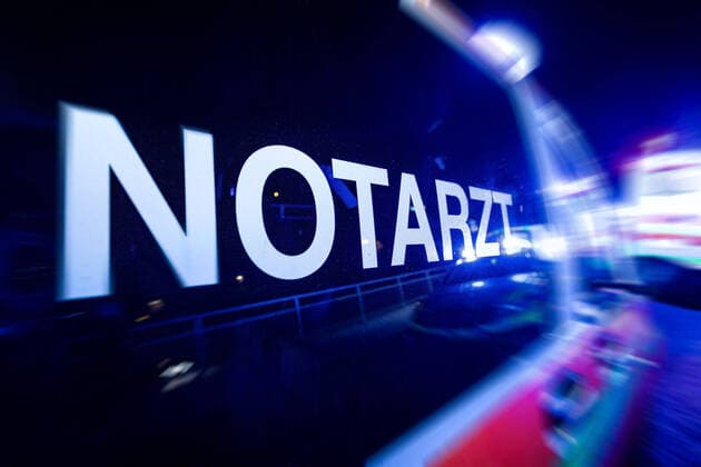 Symbolbild des Schriftzuges Notarzt auf einem Notarzteinsatzfahrzeug Stuttgart Copyright: xMarcxGruberx