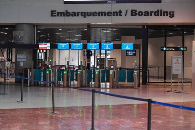 Coronavirus : l aeroport de Nice vide et quasiment a l arret. France imposes lockdown NEWS : Covid 19 Coronavirus en France - Nice - 23 03 2020 LionelUrman Panoramic 