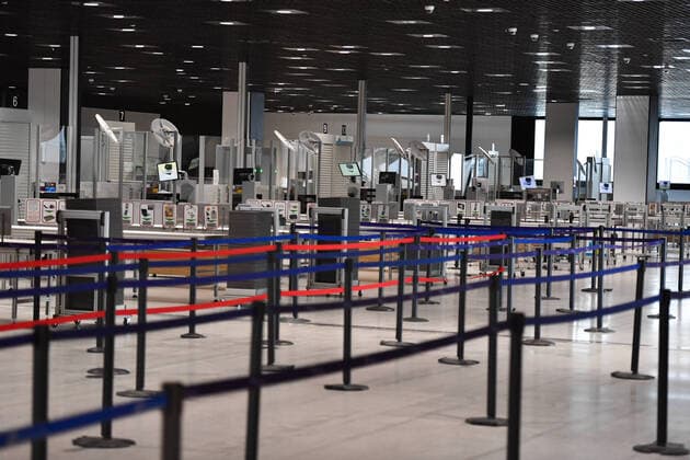 Coronavirus : l aeroport de Nice vide et quasiment a l arret. France imposes lockdown NEWS : Covid 19 Coronavirus en France - Nice - 23 03 2020 LionelUrman Panoramic 