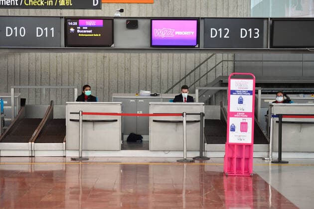 Coronavirus : l aeroport de Nice vide et quasiment a l arret. France imposes lockdown NEWS : Covid 19 Coronavirus en France - Nice - 23 03 2020 LionelUrman Panoramic 
