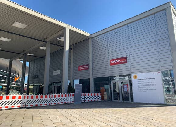 Geschlossener Haupteingang zum Shopping Outlett Center Wolfsburg
