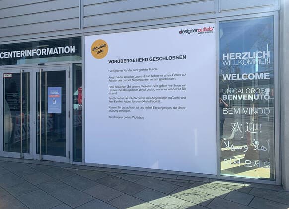 Geschlossener Haupteingang zum Shopping Outlett Center, Hinweisschild Schliessung Wolfsburg