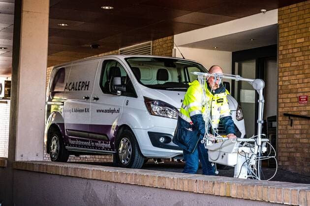 2020-03-23 15:05:14 URMOND - Voorbereidingen worden getroffen bij het Van der Valk in Urmond. Het hotel wordt omgebouwd tot lokatie waar coronapatienten uit de regio opgevangen gaan worden. Foto: Rob Engelaar Hollandse Hoogte  Copyright: xx x408946456x
