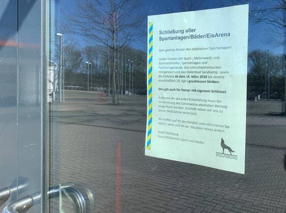 Hinweisschild, Schliessung aller Sportanlagen Baeder und Eis Arena in Wolfsburg Wolfsburg