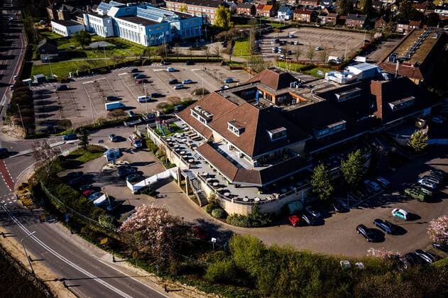2020-03-23 16:17:16 URMOND - Een luchtfoto van het Van der Valk in Urmond. Het hotel wordt omgebouwd tot lokatie waar coronapatienten uit de regio opgevangen gaan worden. Foto: Rob Engelaar Hollandse Hoogte  Copyright: xx x408950305x