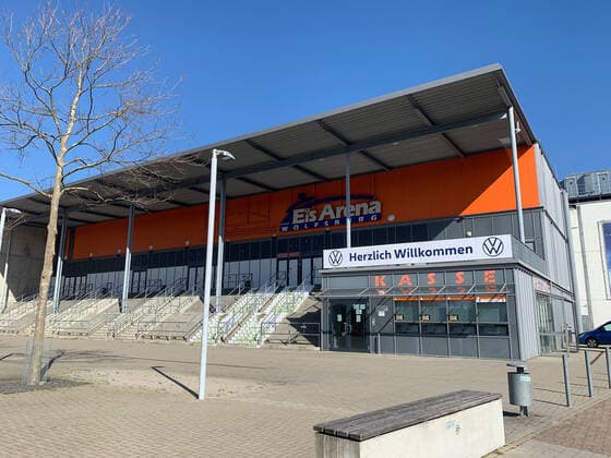 Blick auf den Haupteingang der Eis Arena Wolfsburg