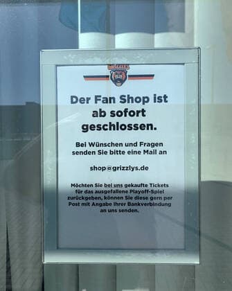 Geschlossener Grizzlys Fan Shop an der Eisarena, Hinweisschild fuer Kartenerstattungen Wolfsburg
