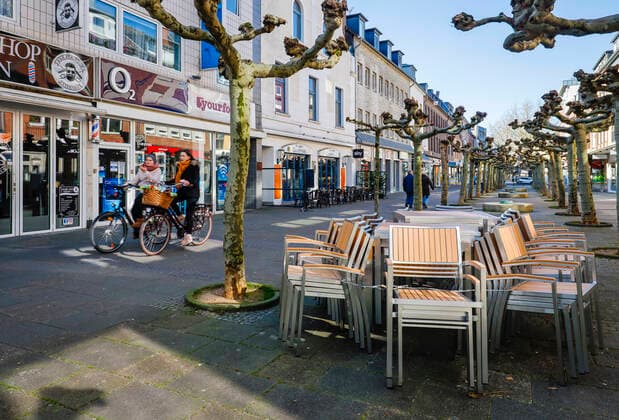 23.03.2020, Viersen, Niederrhein, Nordrhein-Westfalen, Deutschland - Kontaktsperre wegen Corona Pandemie, am Montag menschenleere Einkaufsstrasse mit geschlossenen Geschaeften in der Viersener Altstadt, hier die Hauptstrasse. Viersen Nordrhein-Westfalen Deutschland