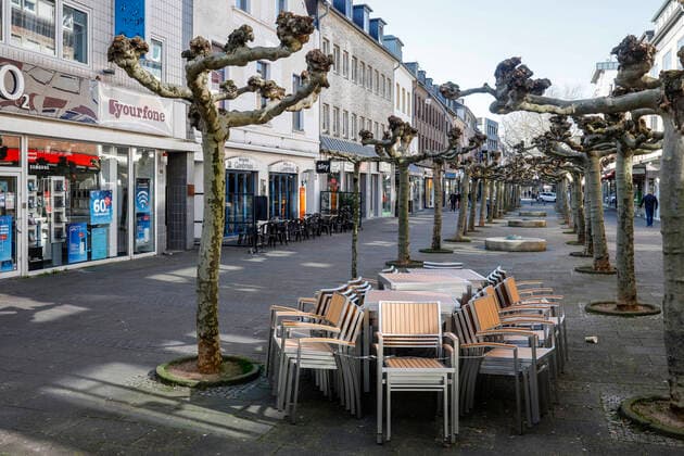 23.03.2020, Viersen, Niederrhein, Nordrhein-Westfalen, Deutschland - Kontaktsperre wegen Corona Pandemie, am Montag menschenleere Einkaufsstrasse mit geschlossenen Geschaeften in der Viersener Altstadt, hier die Hauptstrasse. Viersen Nordrhein-Westfalen Deutschland