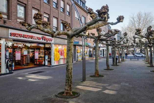 23.03.2020, Viersen, Niederrhein, Nordrhein-Westfalen, Deutschland - Kontaktsperre wegen Corona Pandemie, am Montag menschenleere Einkaufsstrasse mit geschlossenen Geschaeften in der Viersener Altstadt, hier die Hauptstrasse. Viersen Nordrhein-Westfalen Deutschland