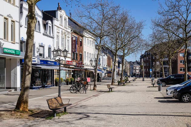 23.03.2020, Viersen, Niederrhein, Nordrhein-Westfalen, Deutschland - Kontaktsperre wegen Corona Pandemie, am Montag menschenleere Einkaufsstrasse mit geschlossenen Geschaeften und Restaurants in der Viersener Altstadt, hier der Gereonsplatz. Viersen Nordrhein-Westfalen Deutschland
