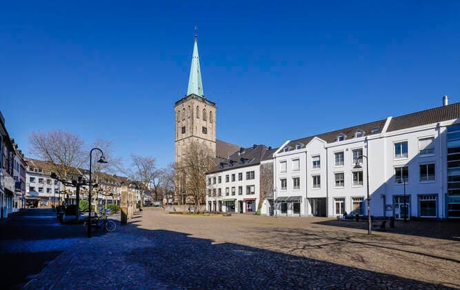 23.03.2020, Viersen, Niederrhein, Nordrhein-Westfalen, Deutschland - Kontaktsperre wegen Corona Pandemie, am Montag menschenleere Einkaufsstrasse mit geschlossenen Geschaeften und Restaurants in der Viersener Altstadt, hier der Remigiusplatz mit der St. Remigius Kirche. Viersen Nordrhein-Westfalen Deutschland