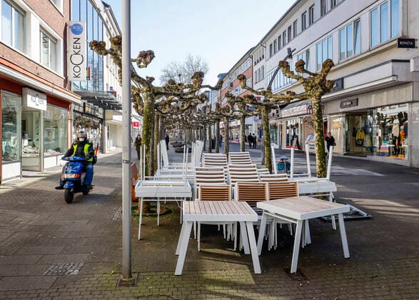 23.03.2020, Viersen, Niederrhein, Nordrhein-Westfalen, Deutschland - Kontaktsperre wegen Corona Pandemie, am Montag menschenleere Einkaufsstrasse mit geschlossenen Geschaeften in der Viersener Altstadt, hier die Hauptstrasse. Viersen Nordrhein-Westfalen Deutschland