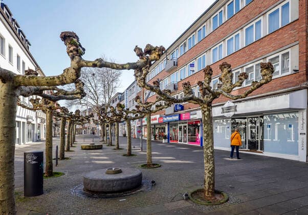 23.03.2020, Viersen, Niederrhein, Nordrhein-Westfalen, Deutschland - Kontaktsperre wegen Corona Pandemie, am Montag menschenleere Einkaufsstrasse mit geschlossenen Geschaeften in der Viersener Altstadt, hier die Hauptstrasse. Viersen Nordrhein-Westfalen Deutschland