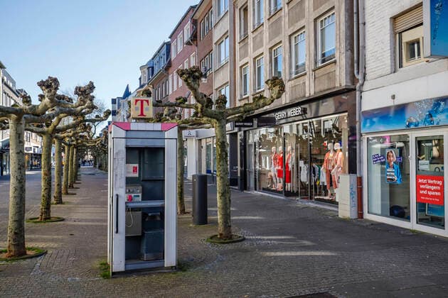 23.03.2020, Viersen, Niederrhein, Nordrhein-Westfalen, Deutschland - Kontaktsperre wegen Corona Pandemie, am Montag menschenleere Einkaufsstrasse mit geschlossenen Geschaeften in der Viersener Altstadt, hier die Hauptstrasse. Viersen Nordrhein-Westfalen Deutschland