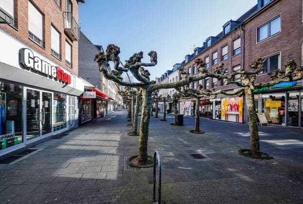 23.03.2020, Viersen, Niederrhein, Nordrhein-Westfalen, Deutschland - Kontaktsperre wegen Corona Pandemie, am Montag menschenleere Einkaufsstrasse mit geschlossenen Geschaeften in der Viersener Altstadt, hier die Hauptstrasse. Viersen Nordrhein-Westfalen Deutschland