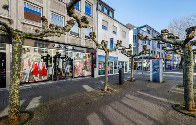 23.03.2020, Viersen, Niederrhein, Nordrhein-Westfalen, Deutschland - Kontaktsperre wegen Corona Pandemie, am Montag menschenleere Einkaufsstrasse mit geschlossenen Geschaeften in der Viersener Altstadt, hier die Hauptstrasse. Viersen Nordrhein-Westfalen Deutschland