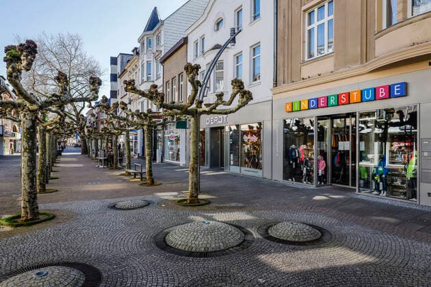 23.03.2020, Viersen, Niederrhein, Nordrhein-Westfalen, Deutschland - Kontaktsperre wegen Corona Pandemie, am Montag menschenleere Einkaufsstrasse mit geschlossenen Geschaeften in der Viersener Altstadt, hier die Hauptstrasse. Viersen Nordrhein-Westfalen Deutschland