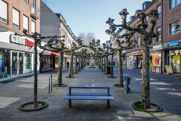 23.03.2020, Viersen, Niederrhein, Nordrhein-Westfalen, Deutschland - Kontaktsperre wegen Corona Pandemie, am Montag menschenleere Einkaufsstrasse mit geschlossenen Geschaeften in der Viersener Altstadt, hier die Hauptstrasse. Viersen Nordrhein-Westfalen Deutschland
