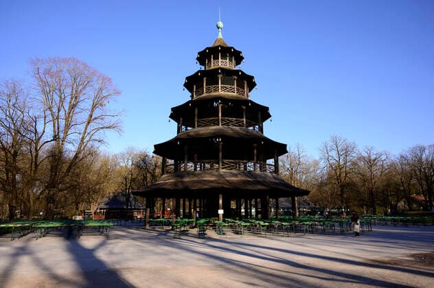 Biergarten beim Chinesischen Turm im Englischen Garten (menschenleer) - Ausgangsbeschränkung in Bayern wegen Corona Pandemie - Tag 3, München am 23.03.2020