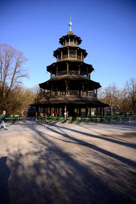 Biergarten beim Chinesischen Turm im Englischen Garten (menschenleer) - Ausgangsbeschränkung in Bayern wegen Corona Pandemie - Tag 3, München am 23.03.2020