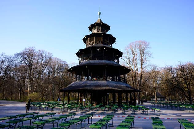 Biergarten beim Chinesischen Turm im Englischen Garten (menschenleer) - Ausgangsbeschränkung in Bayern wegen Corona Pandemie - Tag 3, München am 23.03.2020