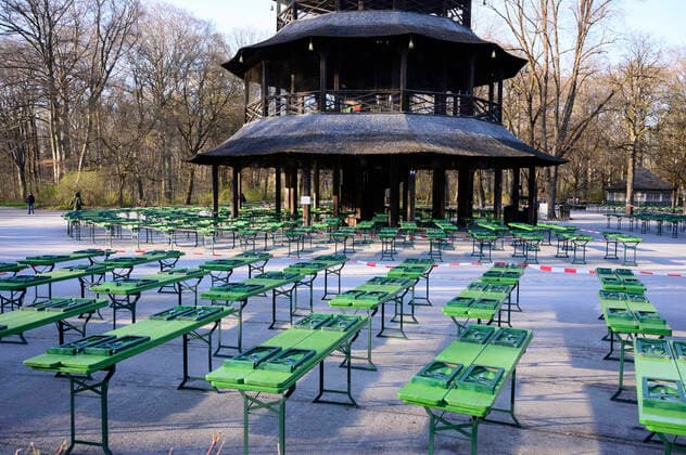 Biergarten beim Chinesischen Turm im Englischen Garten (menschenleer) - Ausgangsbeschränkung in Bayern wegen Corona Pandemie - Tag 3, München am 23.03.2020