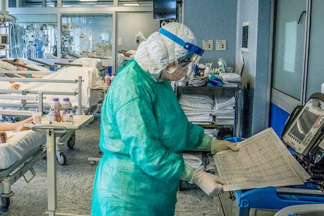 Cremona. Cremona Hospital Intensive Care for the most serious patients infected with the COVID19 Coronavirus virus doctors during the administration of drugs for therapy (Carlo Cozzoli Fotogramma, Cremona - 2020-03-23) p.s. la foto e utilizzabile nel rispetto del contesto in cui e stata scattata, e senza intento diffamatorio del decoro delle persone rappresentate  Copyright: xCarloxCozzolix xFOTOGRAMMAx